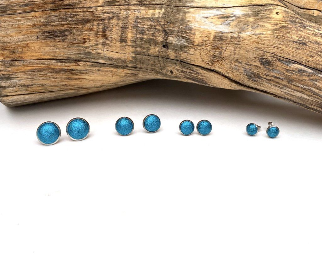 Les boucles d'oreilles puces serties paillettes holographique bleu turquoise en acier inoxydable de la collection permanente - Quatre tailles disponibles