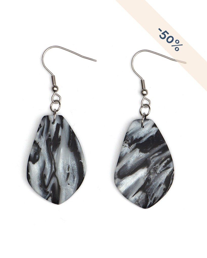 Petites boucles d'oreilles pétales noir et blanc en promotion - Collection Imitation