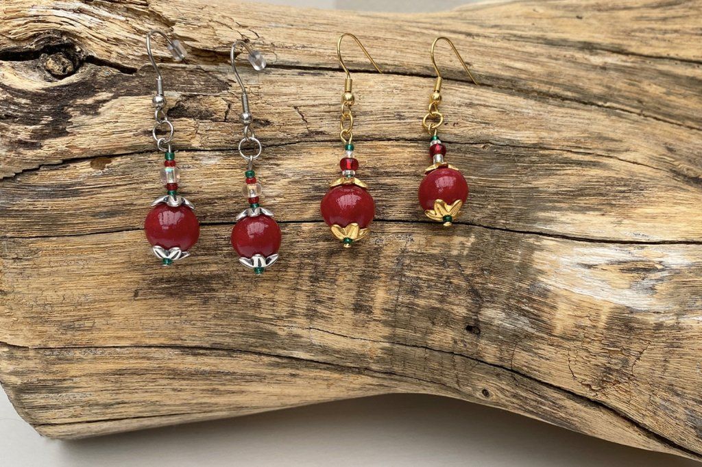 Les boucles d'oreilles boules rouges de la collection permanente