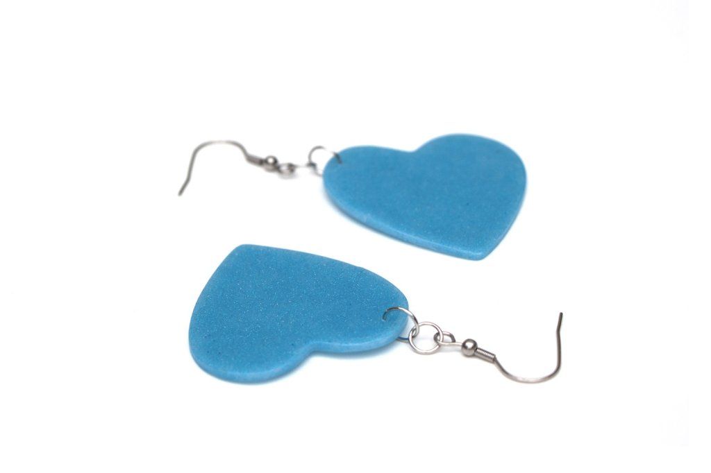 Boucles d'oreilles grands coeurs bleu clair pailleté