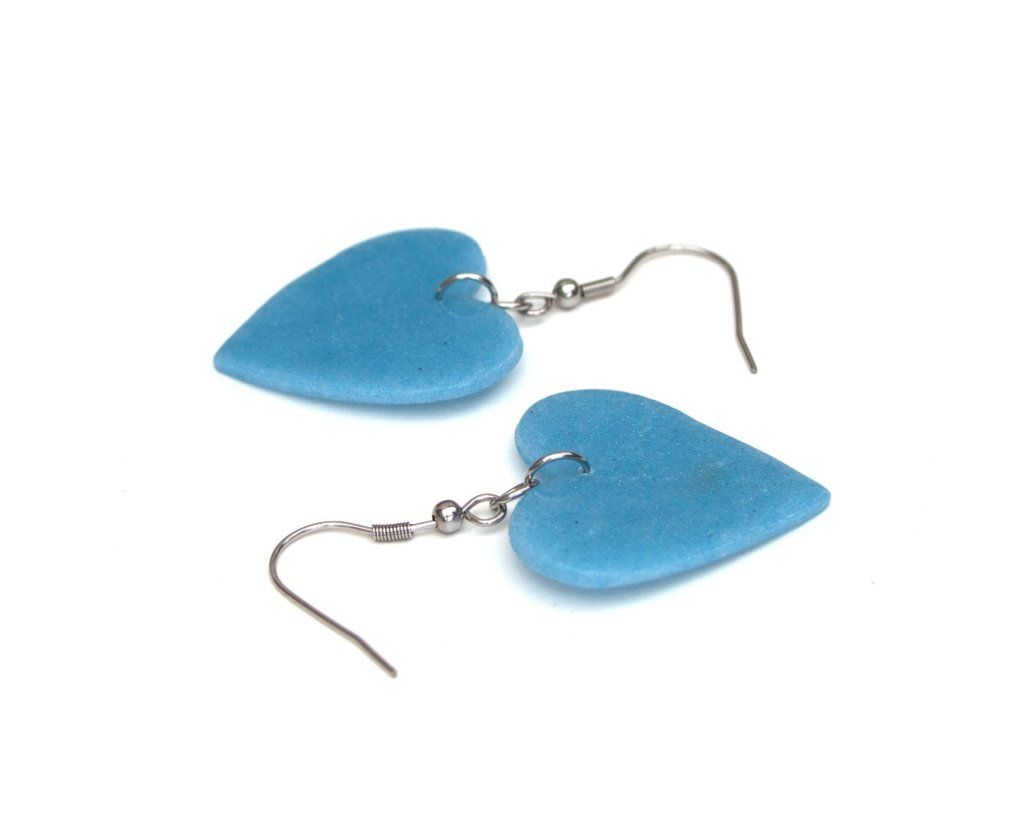 Boucles d'oreilles coeurs moyens bleu clair pailleté