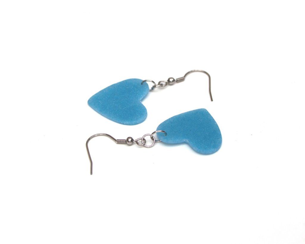 Boucles d'oreilles petits coeurs bleu clair pailleté