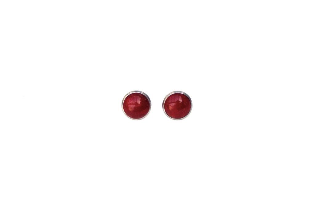 Boucles d'oreilles puces serties 8mm rouge pailleté en acier inoxydable