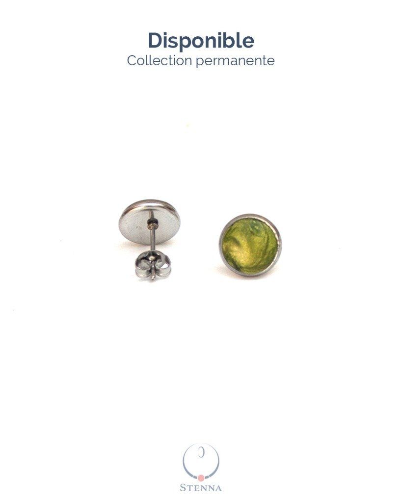 Boucles d'oreilles puces serties 8mm vert clair - Collection Permanente - Disponible