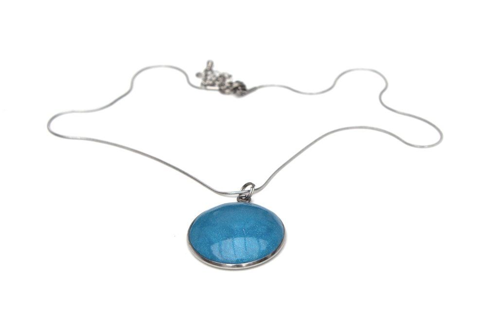Collier serti rond bleu - Collection Permanente - Bientôt disponible sur la boutique