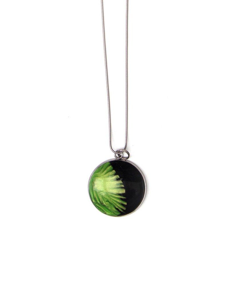 Collier pendentif rond feuille verte sur fond noir - Collection Nature