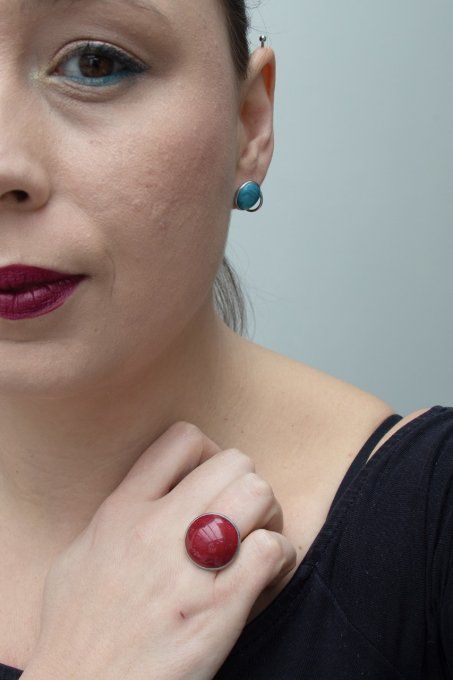 bague réglable rouge pailleté portée