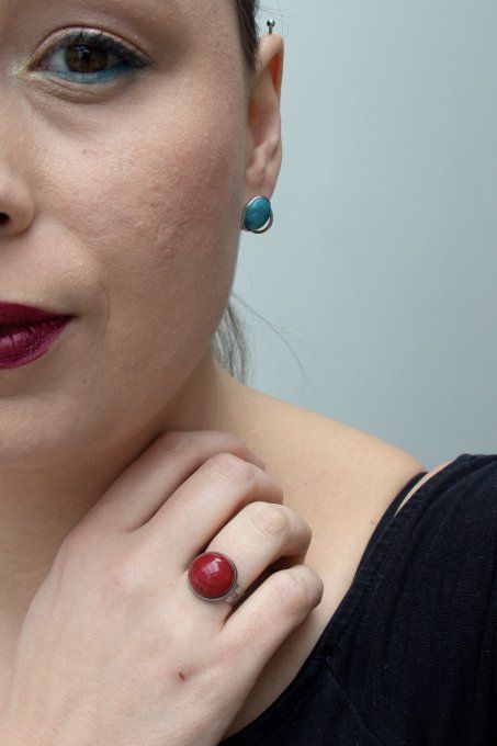 bague réglable rouge portée