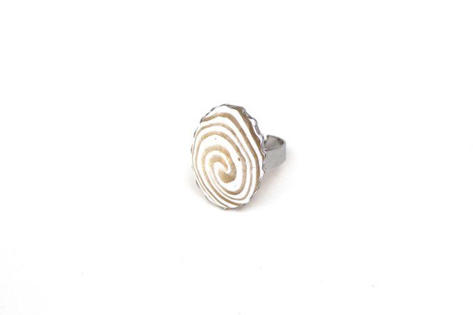 Grande bague réglable ovale blanche et spirale dorée - Pièce unique