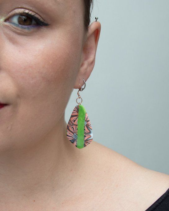 grandes boucles d'oreilles pétales fleurs corail et vert portée