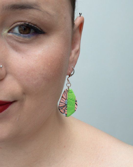 Moyennes boucles d'oreilles fleurs corail vert portée