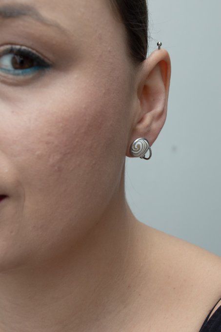 boucles d'oreilles portées