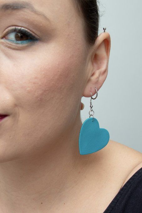 boucles d'oreilles bleu pailletés portées