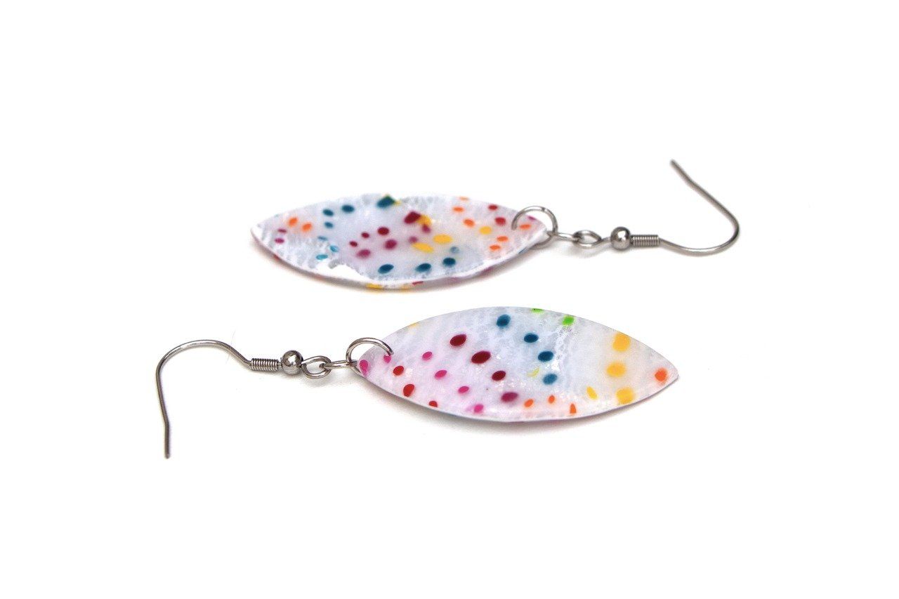 Boucles d'oreilles moyennes navettes : pois multicolore