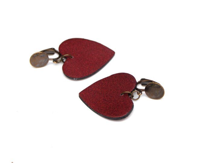 boucles oreilles clips coeurs rouges moyen paillettes détail