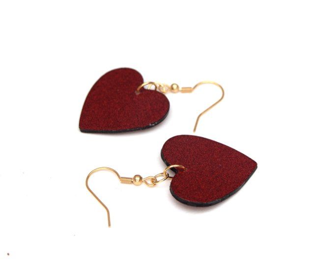 boucles oreilles coeurs rouges moyen paillettes detail