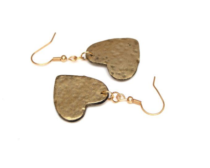 boucles oreilles petits coeur martelage or imitation détail