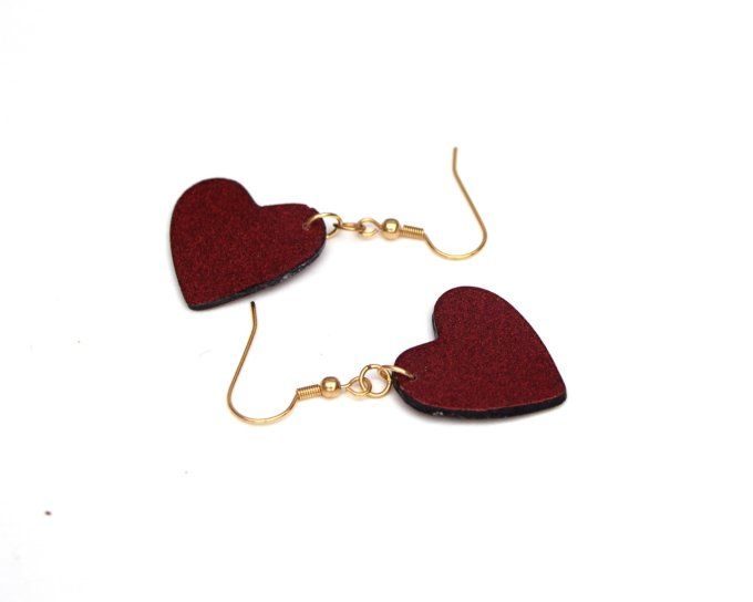 boucles oreilles coeurs rouges petits paillettes detail