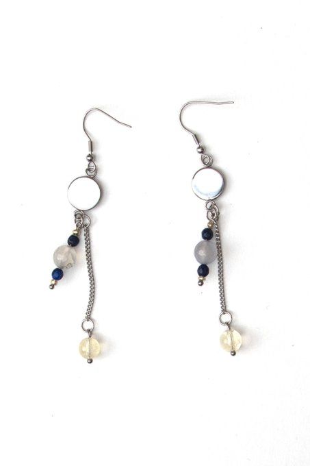 Boucles d'oreilles serties pendantes rondes bleu foncé et paillettes dorées - Pièce unique