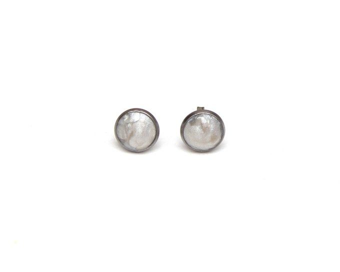 boucles oreilles puces serties blanc nacre 10mm collection permanente