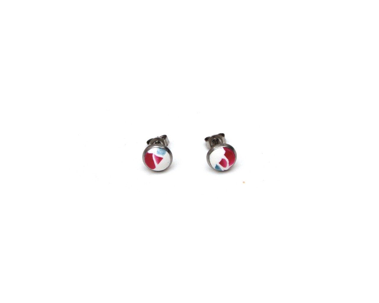 Boucles d'oreilles puces serties 6mm imitation vitrail blanc, rouge et bleu