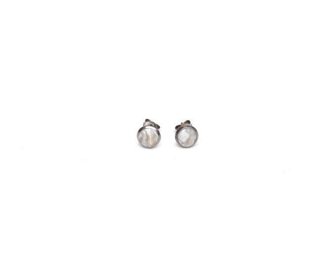 boucles oreilles puces serties blanc nacre 6mm collection permanente