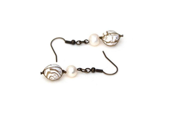 Boucles d'oreilles boules blanches et spirale dorée - Pièce unique