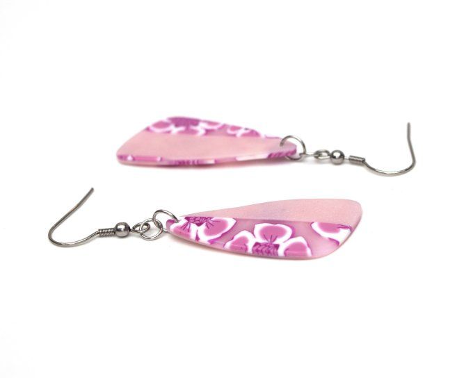 boucles oreilles triangle fleurs cerisier rose detail