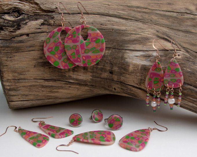 Destockage : boucles d'oreilles et bague réglable rose fuchsia et vert - Pièces uniques